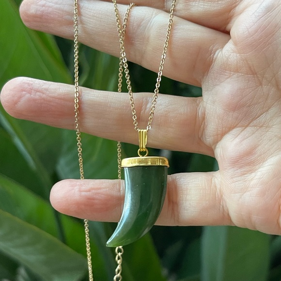 High quality natural spinach green nephrite jade pendant and gold tone chain - Picture 2 of 7